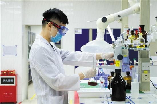 藍月亮市場總監曾立群 24小時連續生產，消殺潔護用品日產能突破400噸